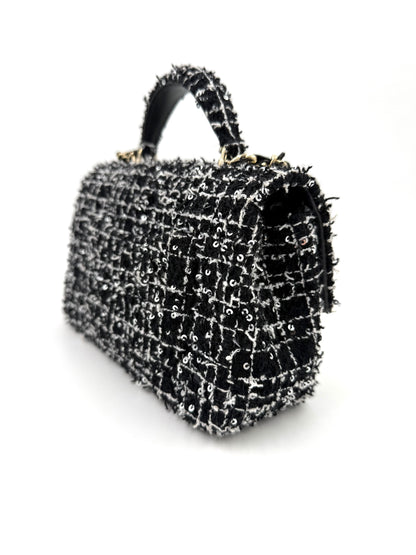 CHANEL Flap Bag Tweed schwarz/weiß GHW aus hochwertigem Tweed mit elegantem, strukturierter Muster und goldfarbenen Details