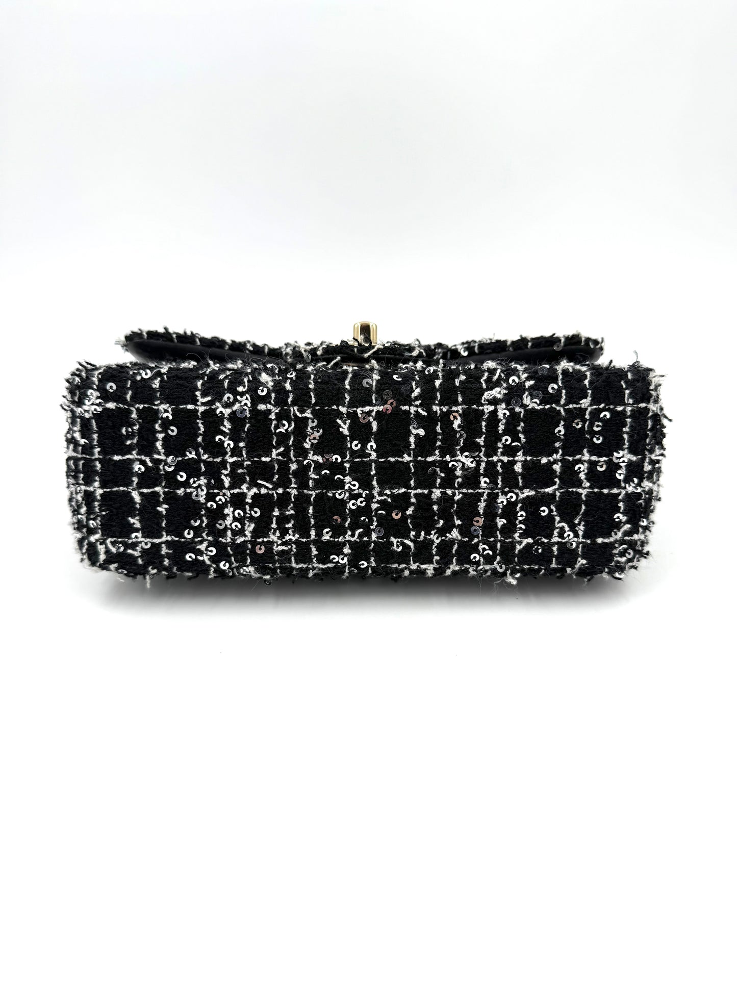 CHANEL Flap Bag Tweed schwarz/weiß GHW mit elegantem Muster und hochwertigen Details, perfekte Designer Handtasche Second Hand.