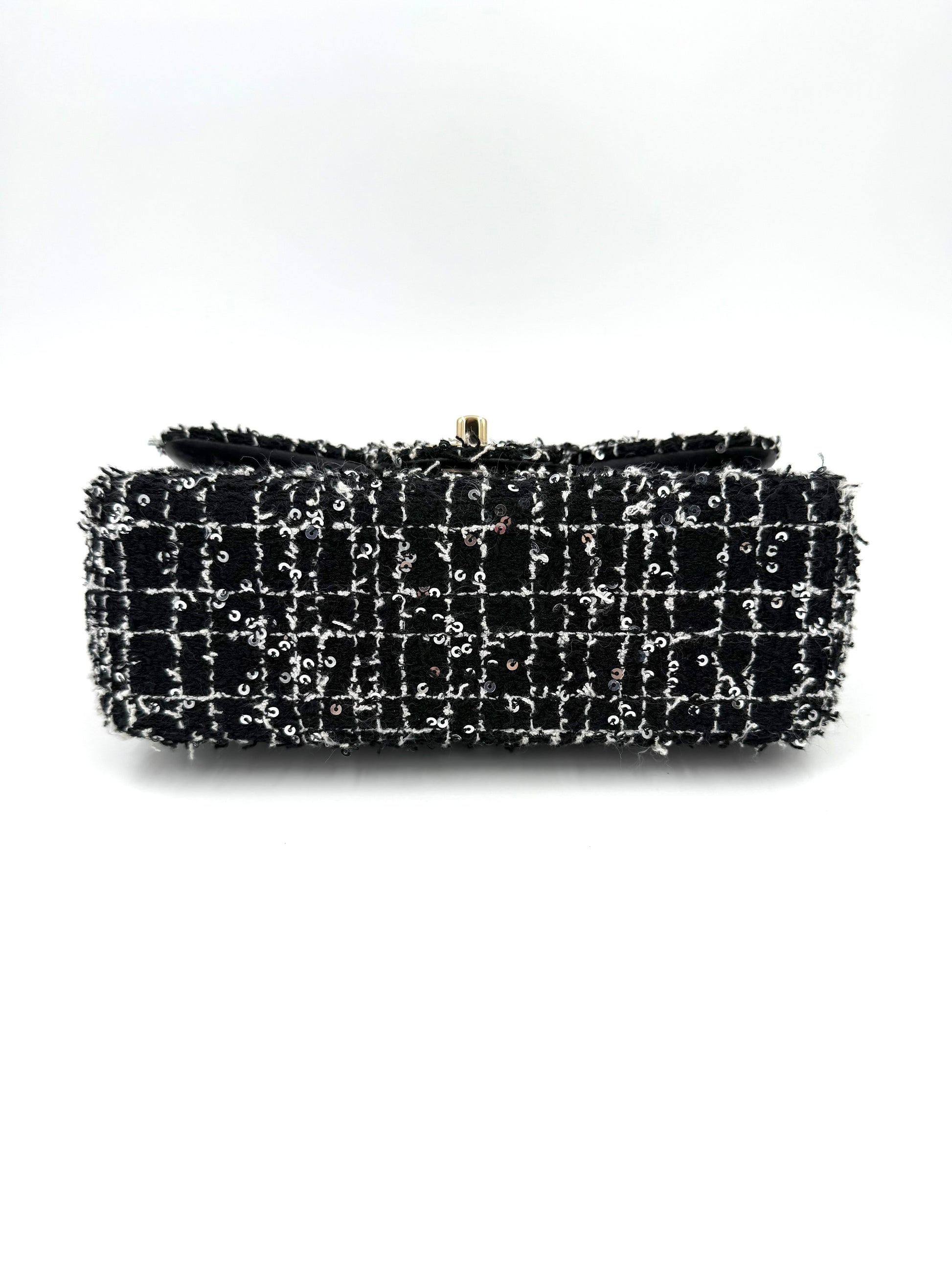 CHANEL Flap Bag Tweed schwarz/weiß GHW mit elegantem Muster und hochwertigen Details, perfekte Designer Handtasche Second Hand.