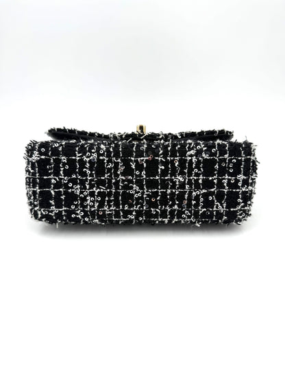 CHANEL Flap Bag Tweed schwarz/weiß GHW mit elegantem Muster und hochwertigen Details, perfekte Designer Handtasche Second Hand.
