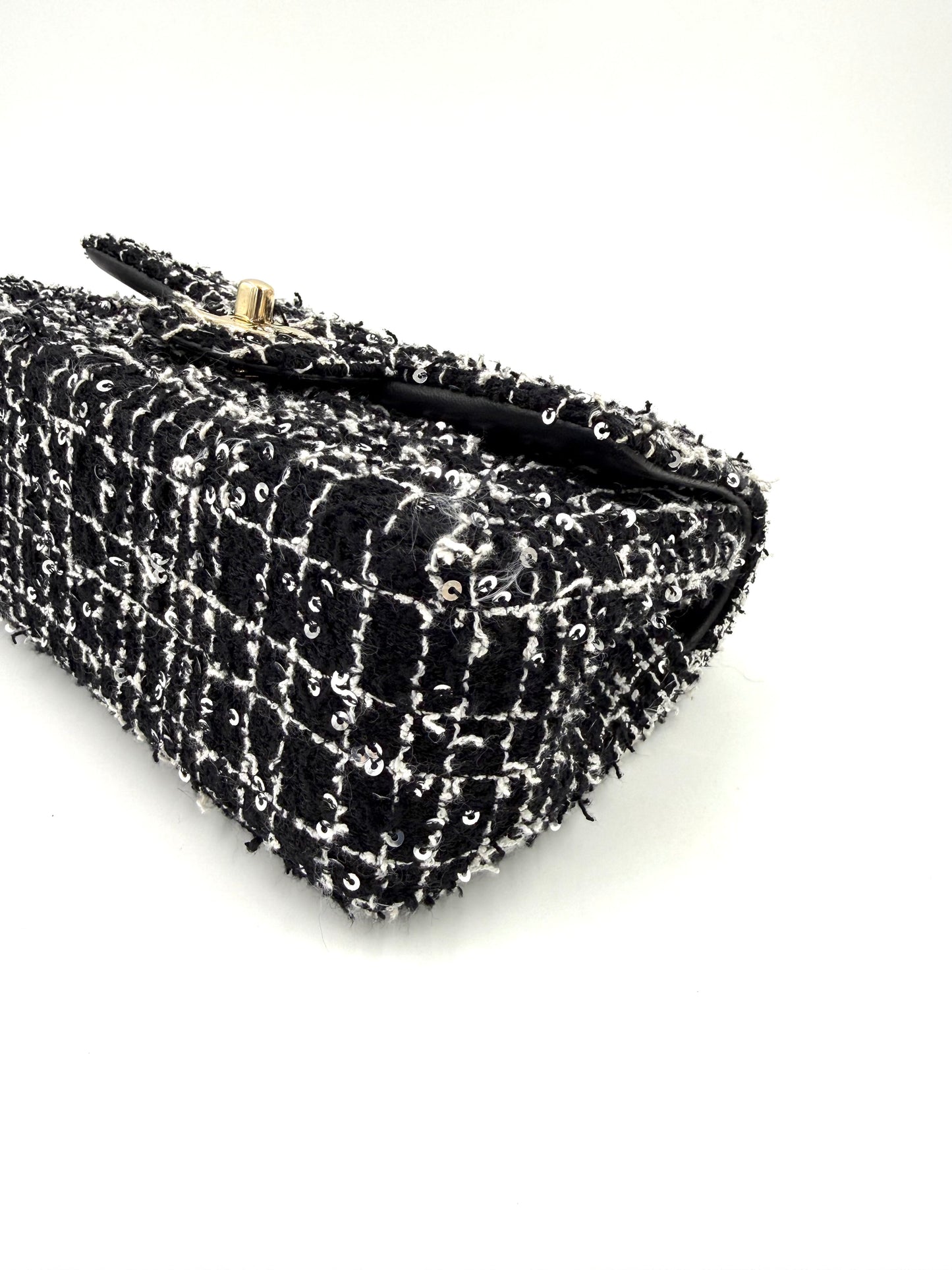 CHANEL Flap Bag Tweed schwarz/weiß GHW mit eleganter Struktur und goldfarbenen Beschlägen, hochwertige Secondhand-Designertasche.