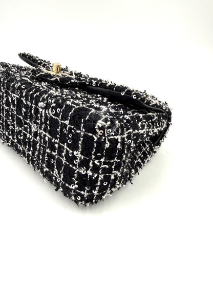 CHANEL Flap Bag Tweed schwarz/weiß GHW mit eleganter Struktur und goldfarbenen Beschlägen, hochwertige Secondhand-Designertasche.