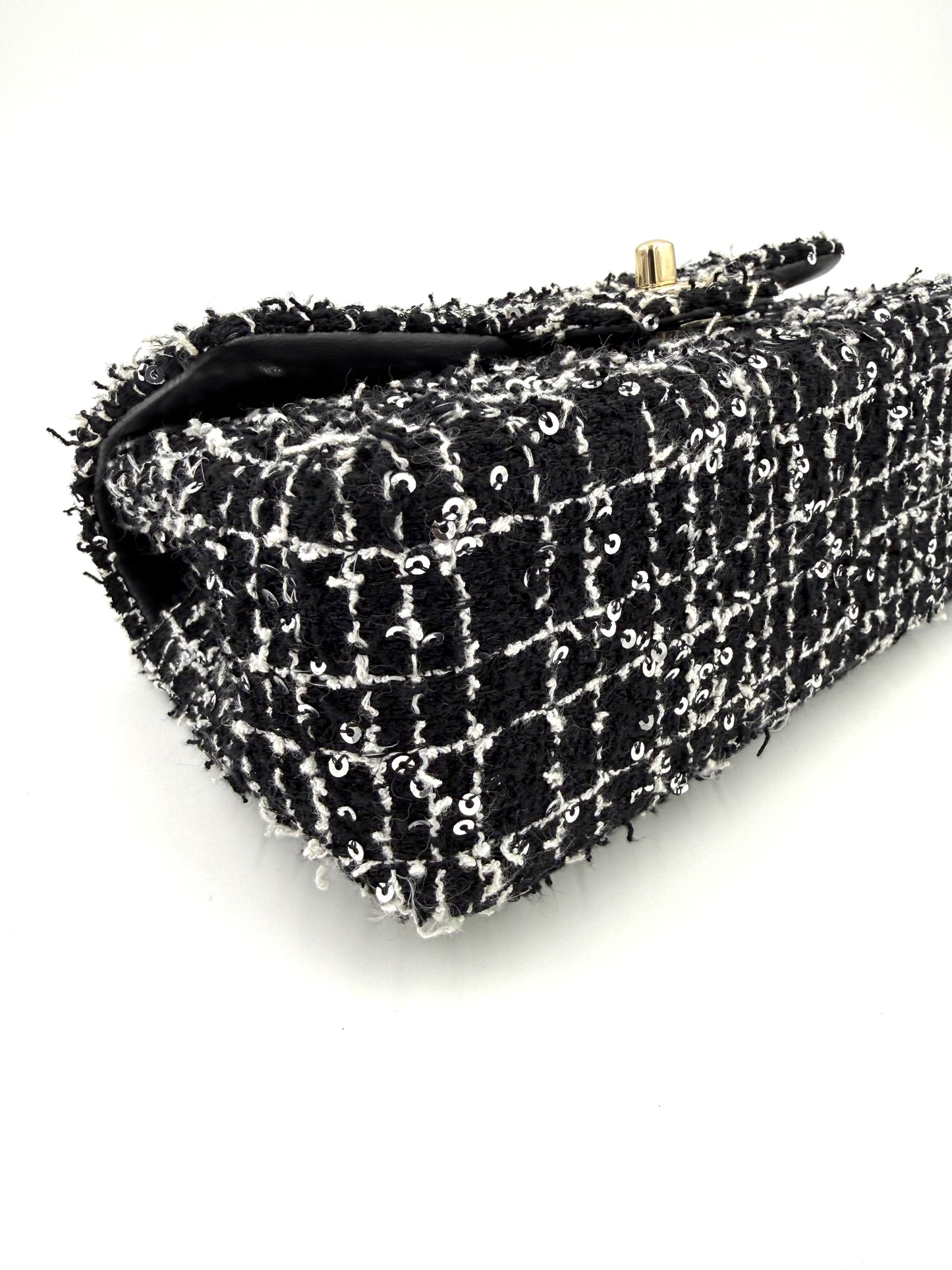 CHANEL Flap Bag Tweed schwarz/weiß GHW mit strukturiertem Stoff und feinem Karomuster in luxuriösem Design.