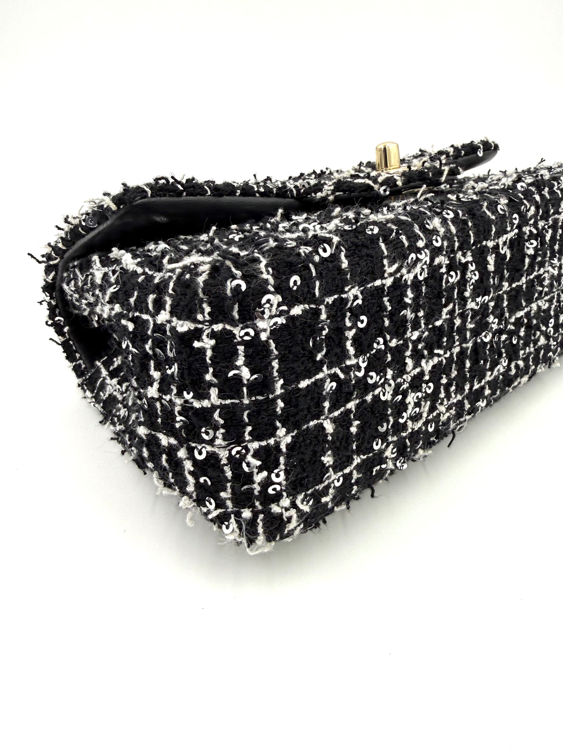CHANEL Flap Bag Tweed schwarz/weiß GHW mit strukturiertem Stoff und feinem Karomuster in luxuriösem Design.