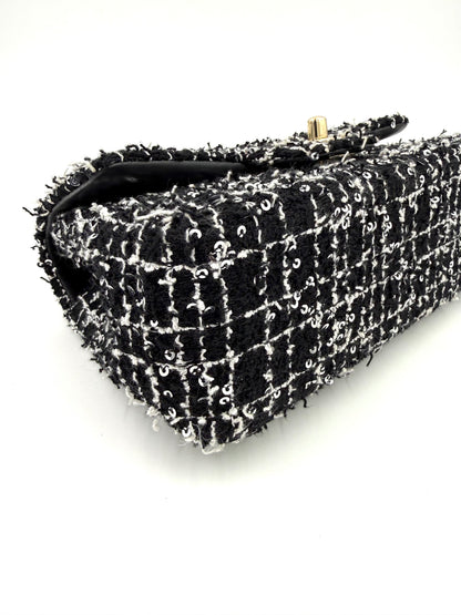 CHANEL Flap Bag Tweed schwarz/weiß GHW mit strukturiertem Stoff und feinem Karomuster in luxuriösem Design.