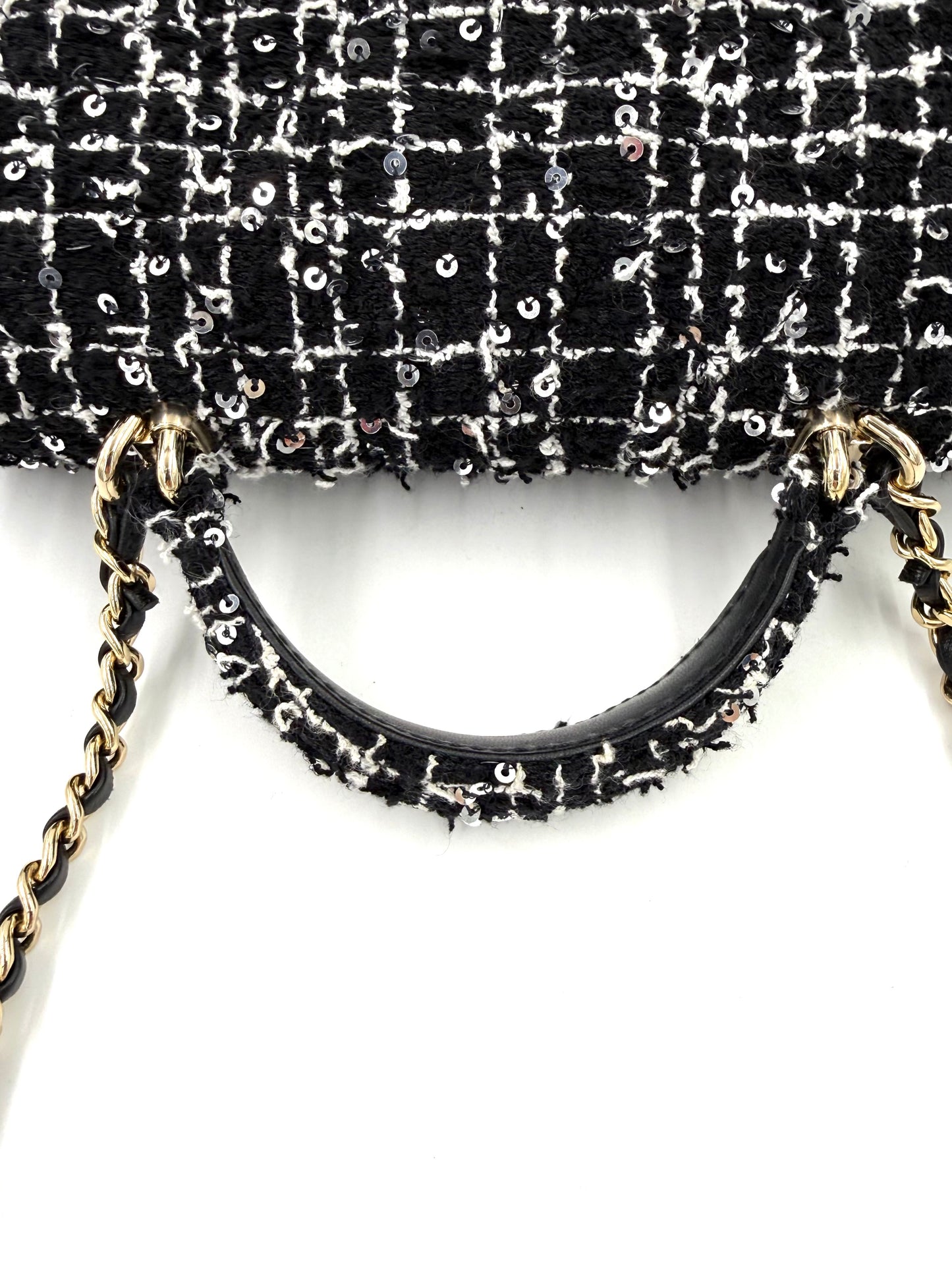 CHANEL Flap Bag Tweed schwarz/weiß GHW mit Glitzereffekt und goldfarbener Kette in elegantem Design.