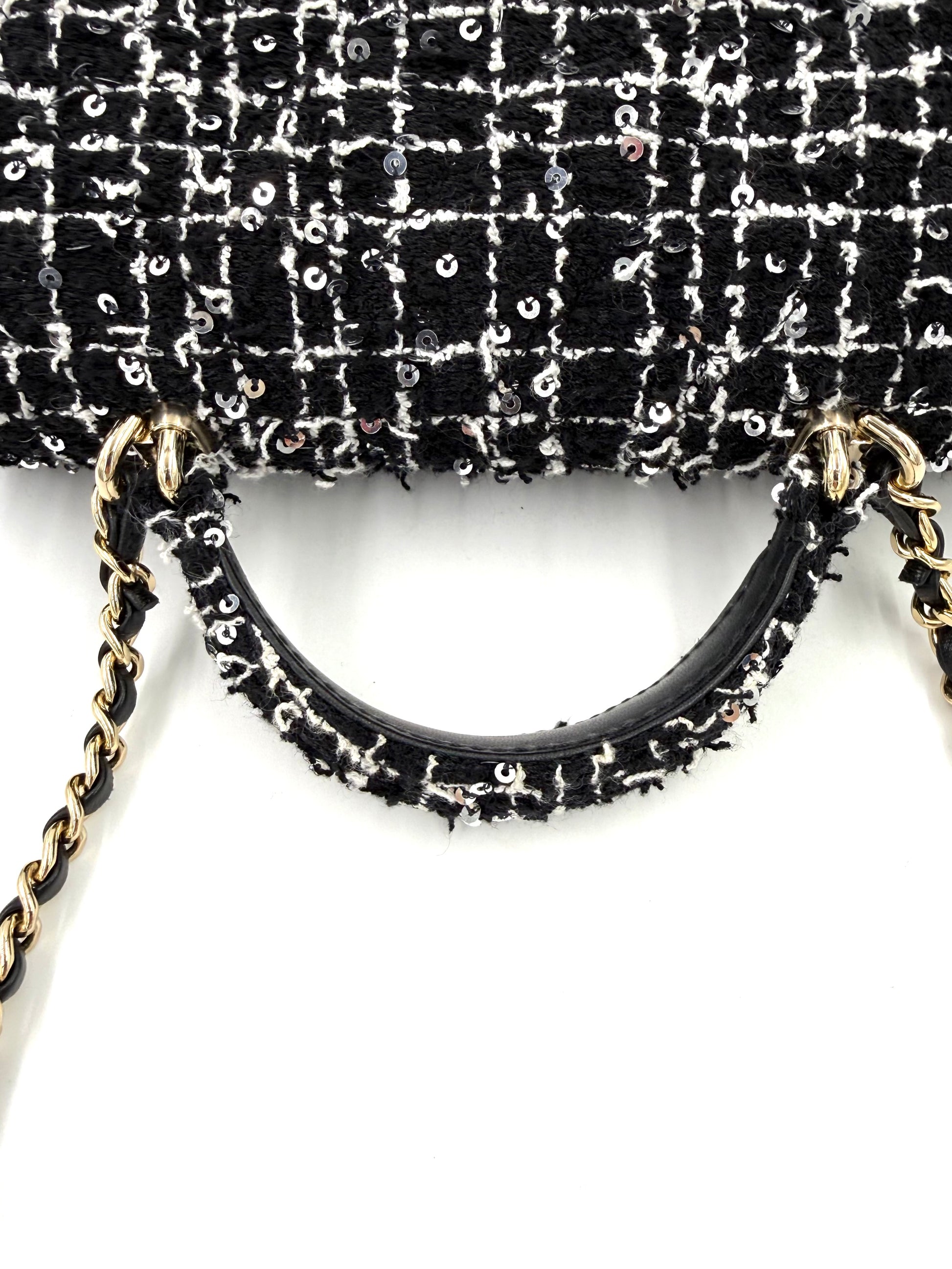 CHANEL Flap Bag Tweed schwarz/weiß GHW mit Glitzereffekt und goldfarbener Kette in elegantem Design.