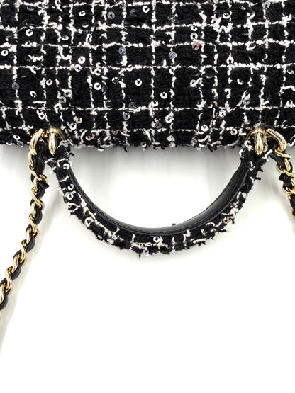 CHANEL Flap Bag Tweed schwarz/weiß GHW mit Glitzereffekt und goldfarbener Kette in elegantem Design.