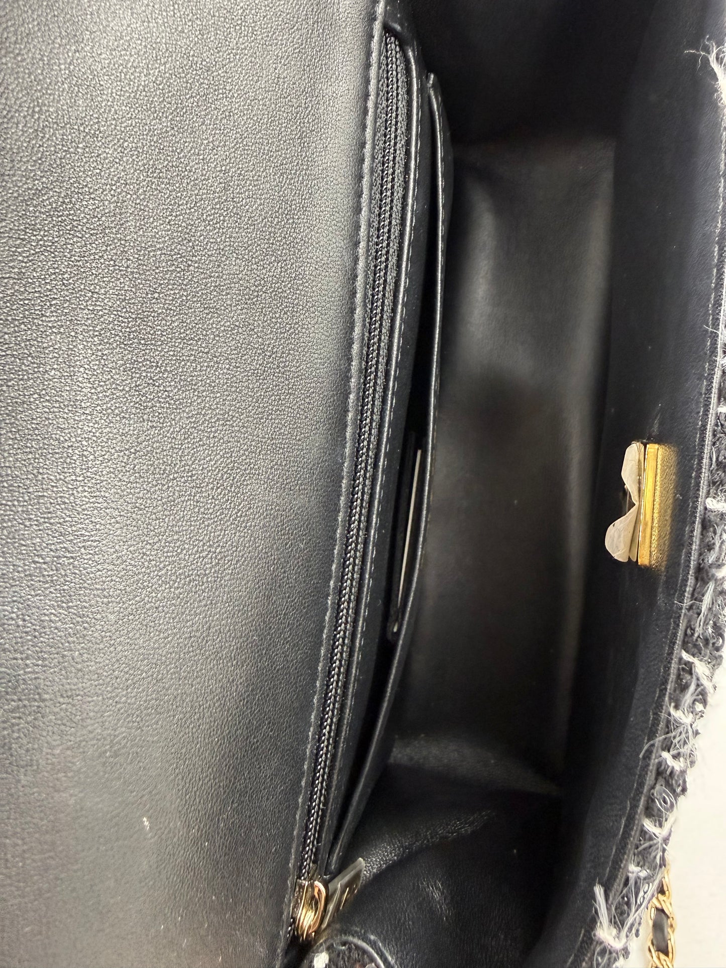 CHANEL Flap Bag Tweed schwarz/weiß GHW Innenansicht mit schwarzem Lederfach und Goldhardware in hochwertiger Verarbeitung