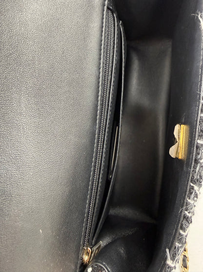 CHANEL Flap Bag Tweed schwarz/weiß GHW Innenansicht mit schwarzem Lederfach und Goldhardware in hochwertiger Verarbeitung