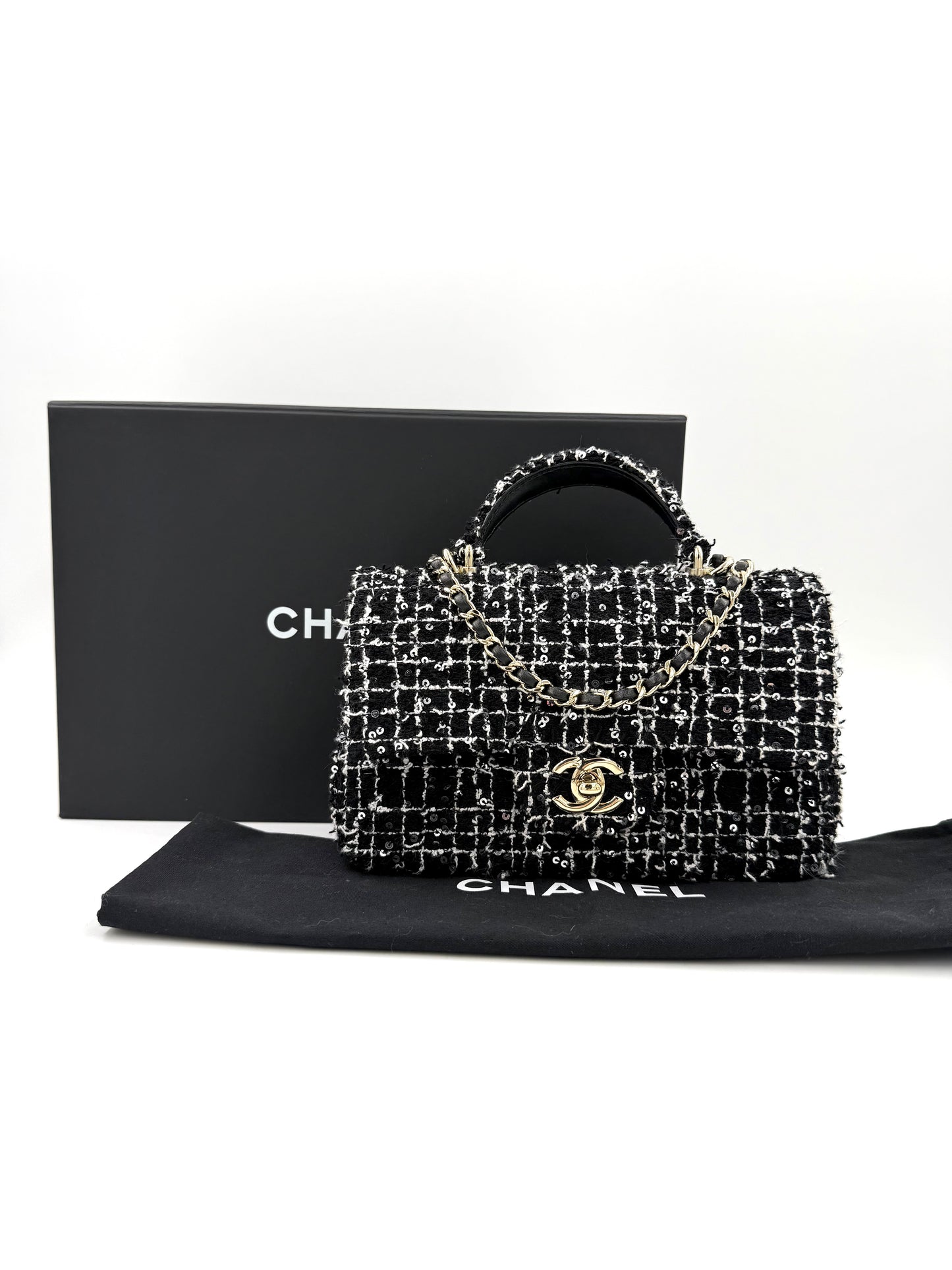 CHANEL Flap Bag Tweed schwarz/weiß GHW elegante Vintage-Handtasche mit Gold-Hardware und Kettenhenkel in edlem Design.