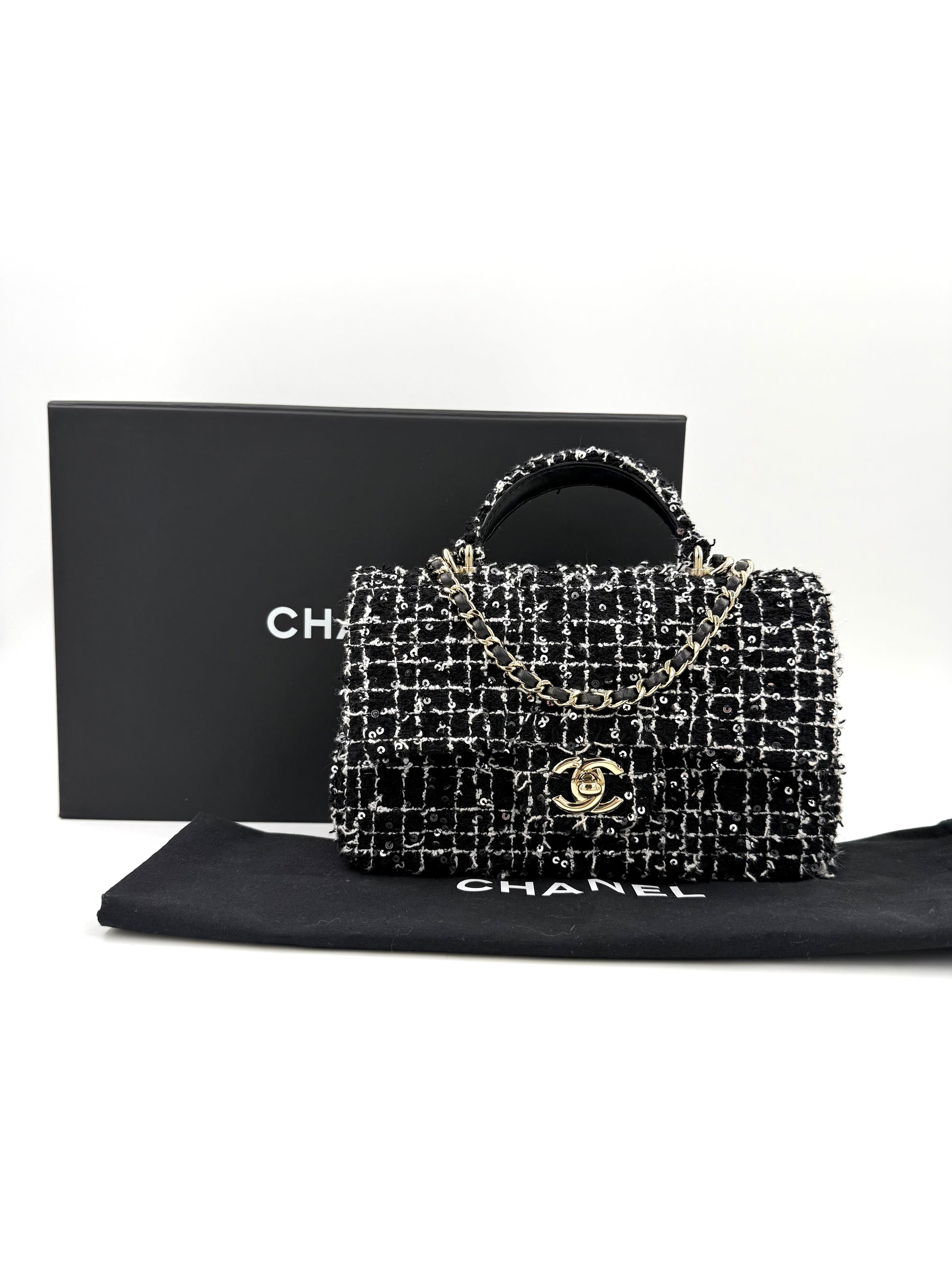 CHANEL Flap Bag Tweed schwarz/weiß GHW elegante Vintage-Handtasche mit Gold-Hardware und Kettenhenkel in edlem Design.