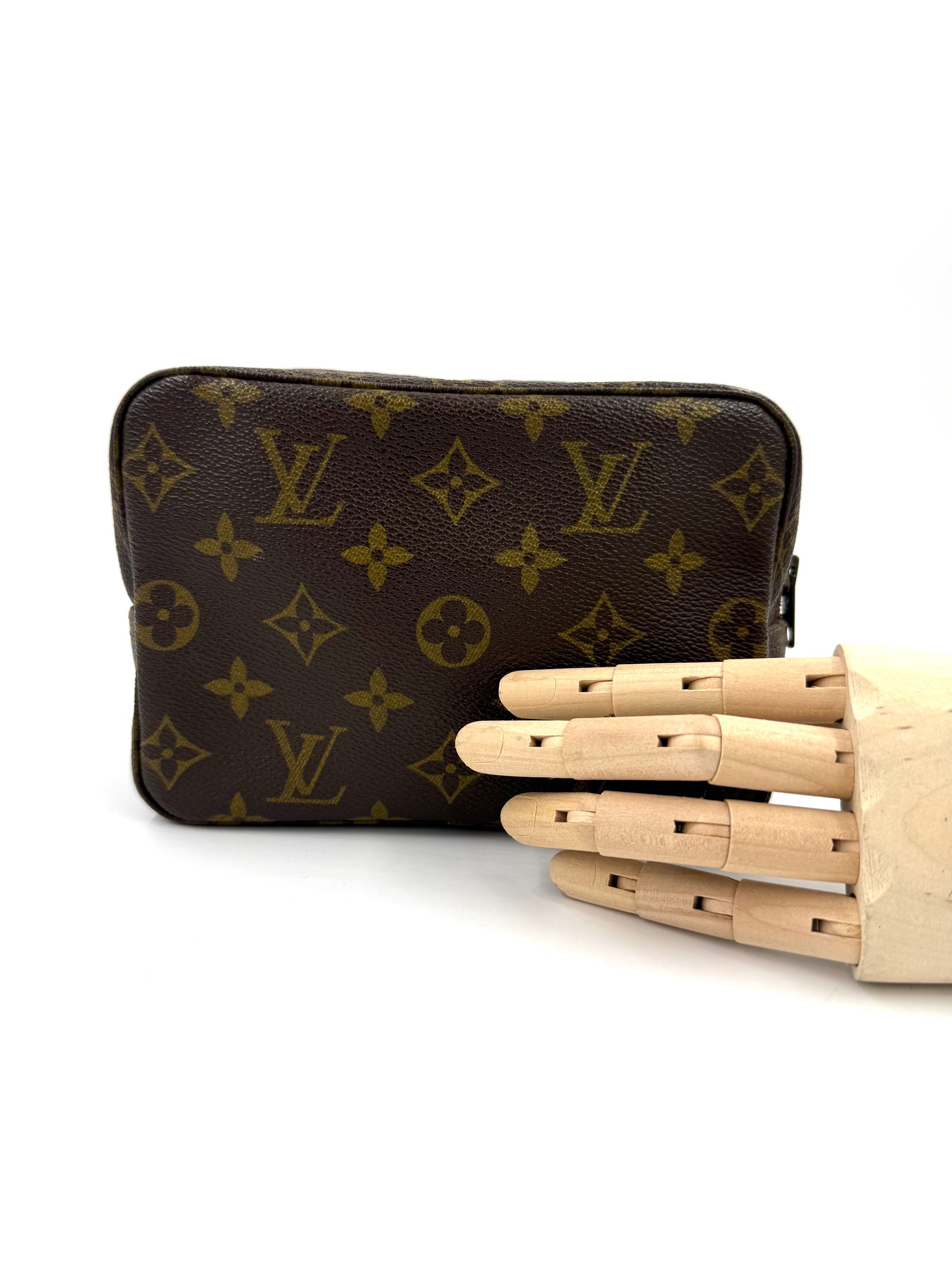 LOUIS VUITTON Trousse Toilette 18 Monogram Canvas Kosmetiktasche aus braunem Canvas mit Markenmuster und Reißverschluss