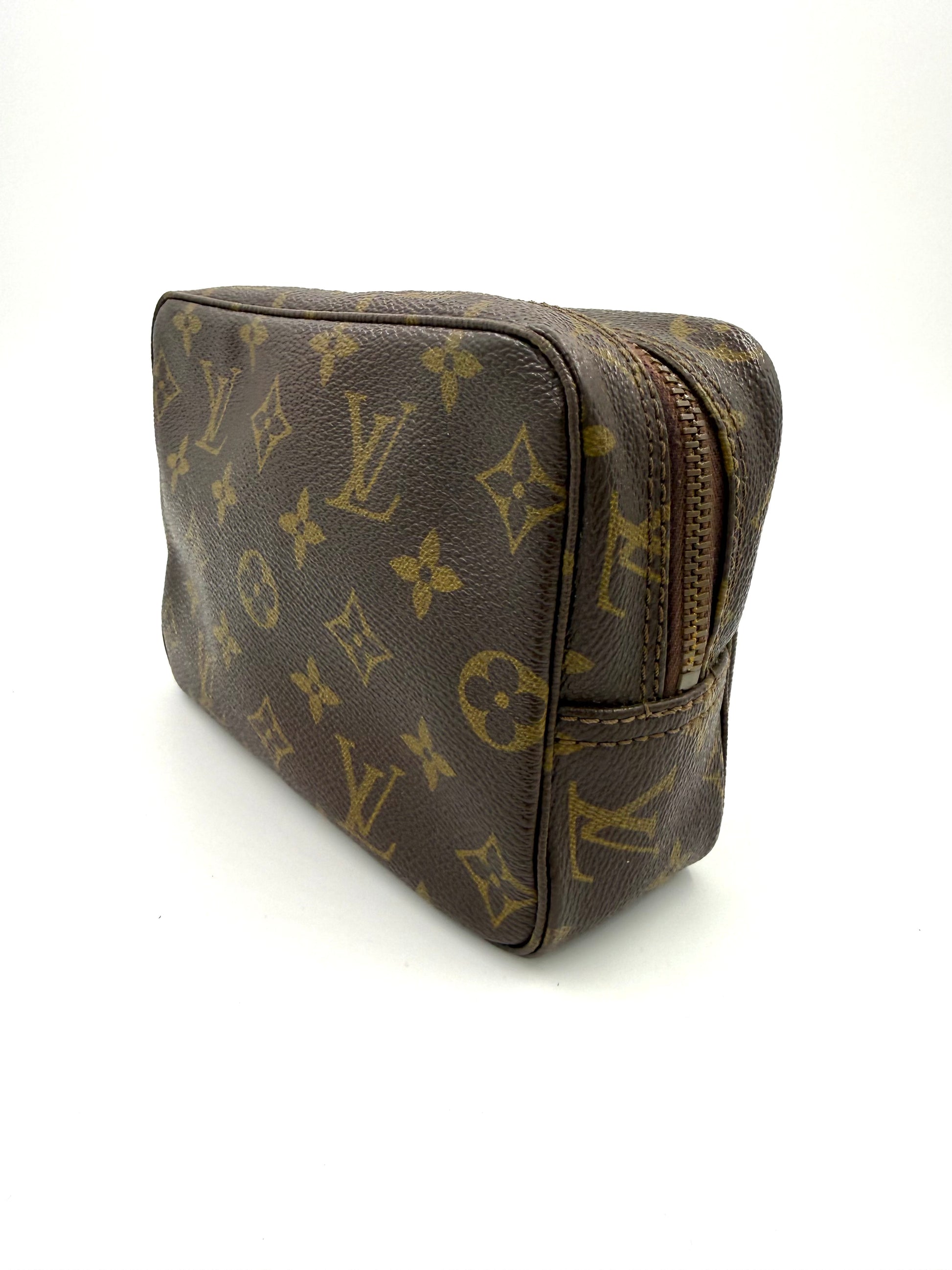LOUIS VUITTON Trousse Toilette 18 Monogram Canvas Kosmetiktasche aus beschichtetem Canvas mit Reißverschluss und Markenmuster