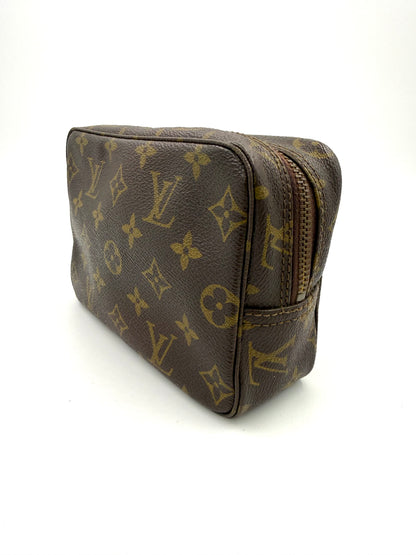 LOUIS VUITTON Trousse Toilette 18 Monogram Canvas Kosmetiktasche aus beschichtetem Canvas mit Reißverschluss und Markenmuster