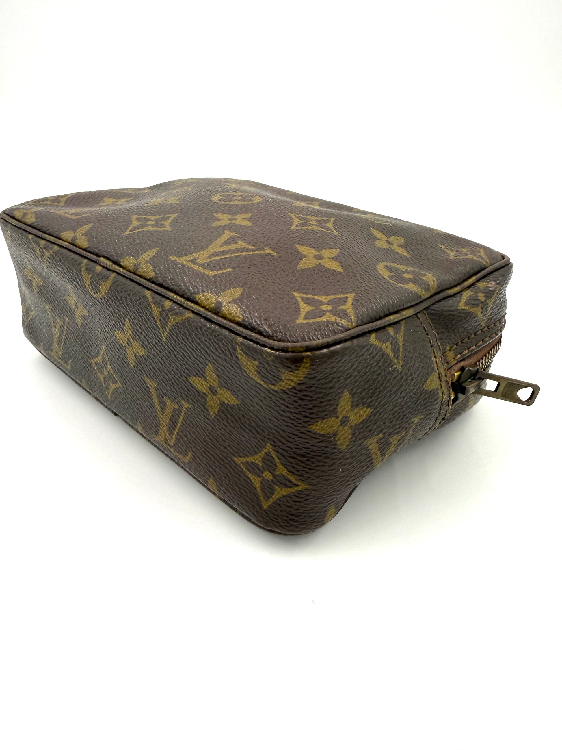 LOUIS VUITTON Trousse Toilette 18 Monogram Canvas Kosmetiktasche aus beschichtetem Canvas mit Reißverschluss und Markenmotiv