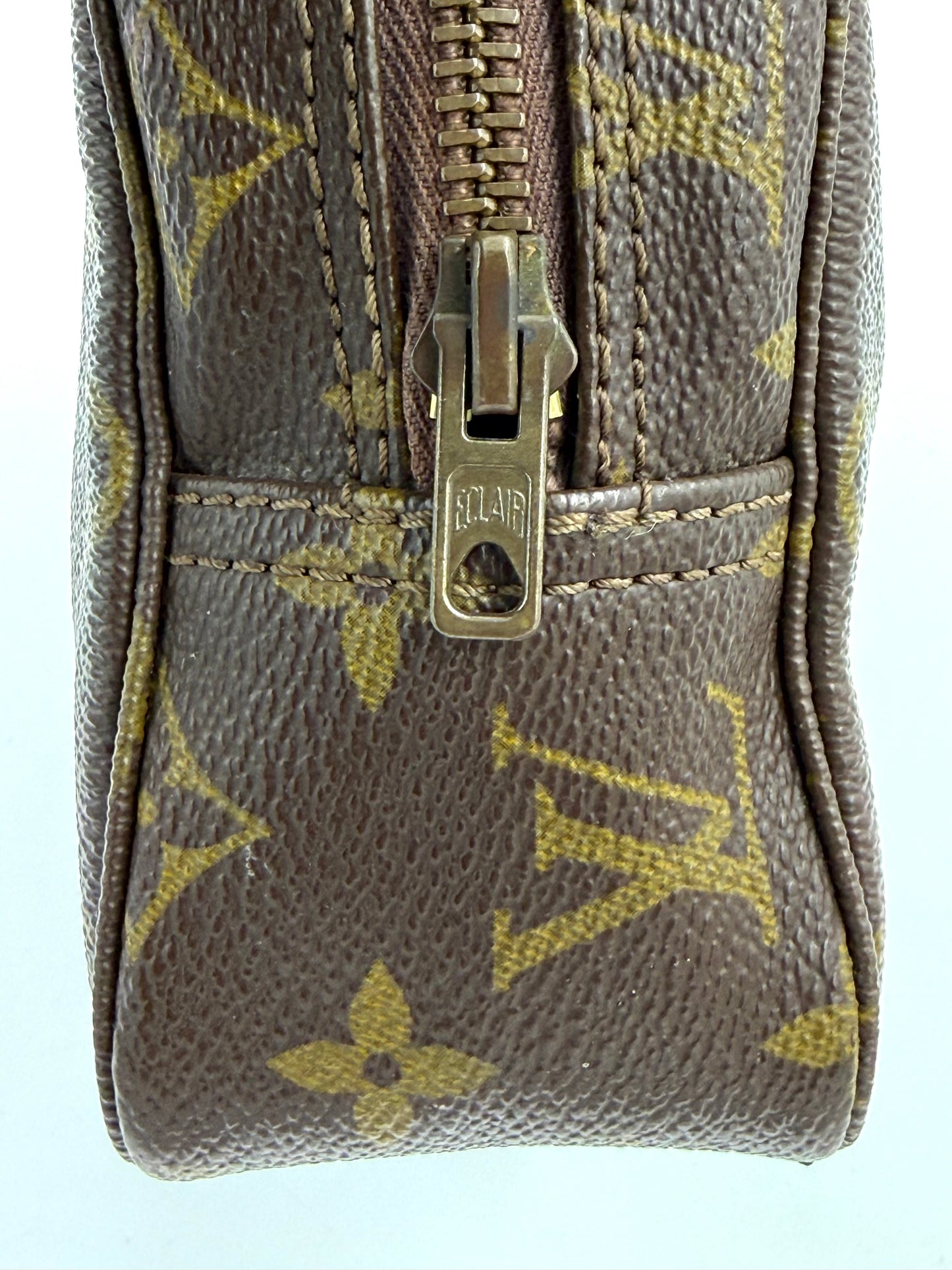 LOUIS VUITTON Trousse Toilette 18 Monogram Canvas Kosmetiktasche mit Reißverschluss aus beschichtetem Canvas in Braun und Goldtönen