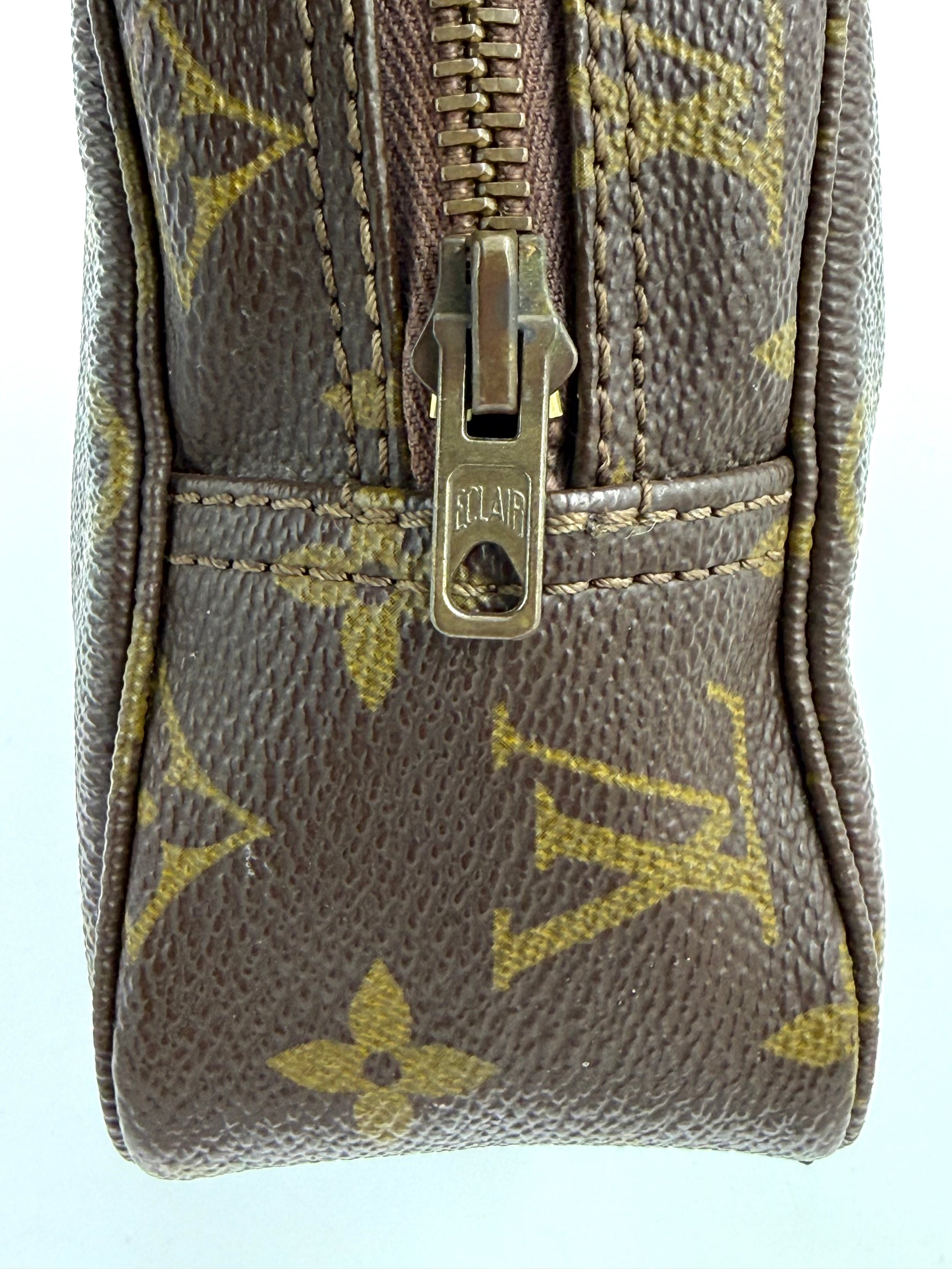 LOUIS VUITTON Trousse Toilette 18 Monogram Canvas Kosmetiktasche mit Reißverschluss aus beschichtetem Canvas in Braun und Goldtönen