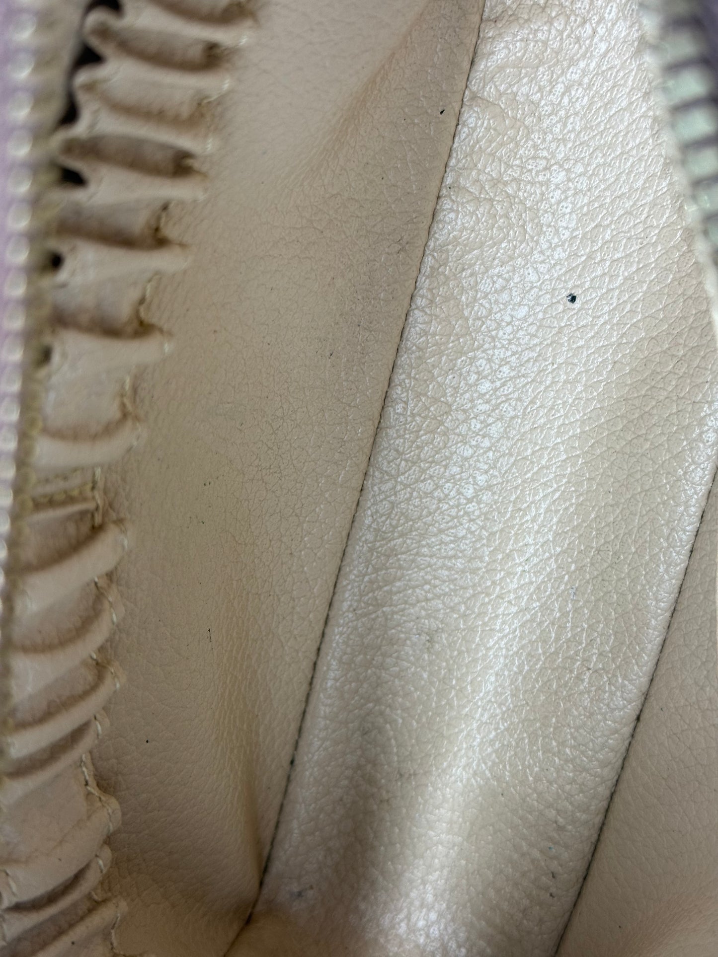 LOUIS VUITTON Trousse Toilette 18 Monogram Canvas Innenansicht mit hellbeigem genarbtem Lederfutter und Reißverschlussdetails