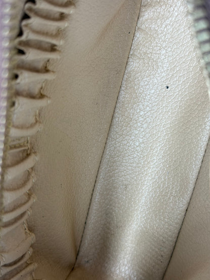 LOUIS VUITTON Trousse Toilette 18 Monogram Canvas Innenansicht mit hellbeigem genarbtem Lederfutter und Reißverschlussdetails