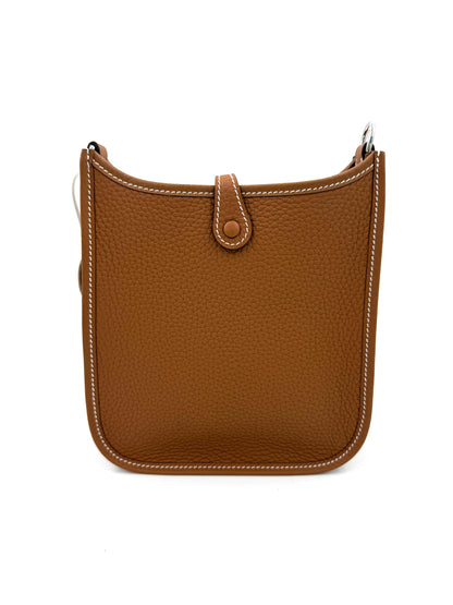 HERMÈS Evelyne 16 gold PHW in braunem genarbtem Leder mit weißer Naht, elegante Secondhand Designerhandtasche.