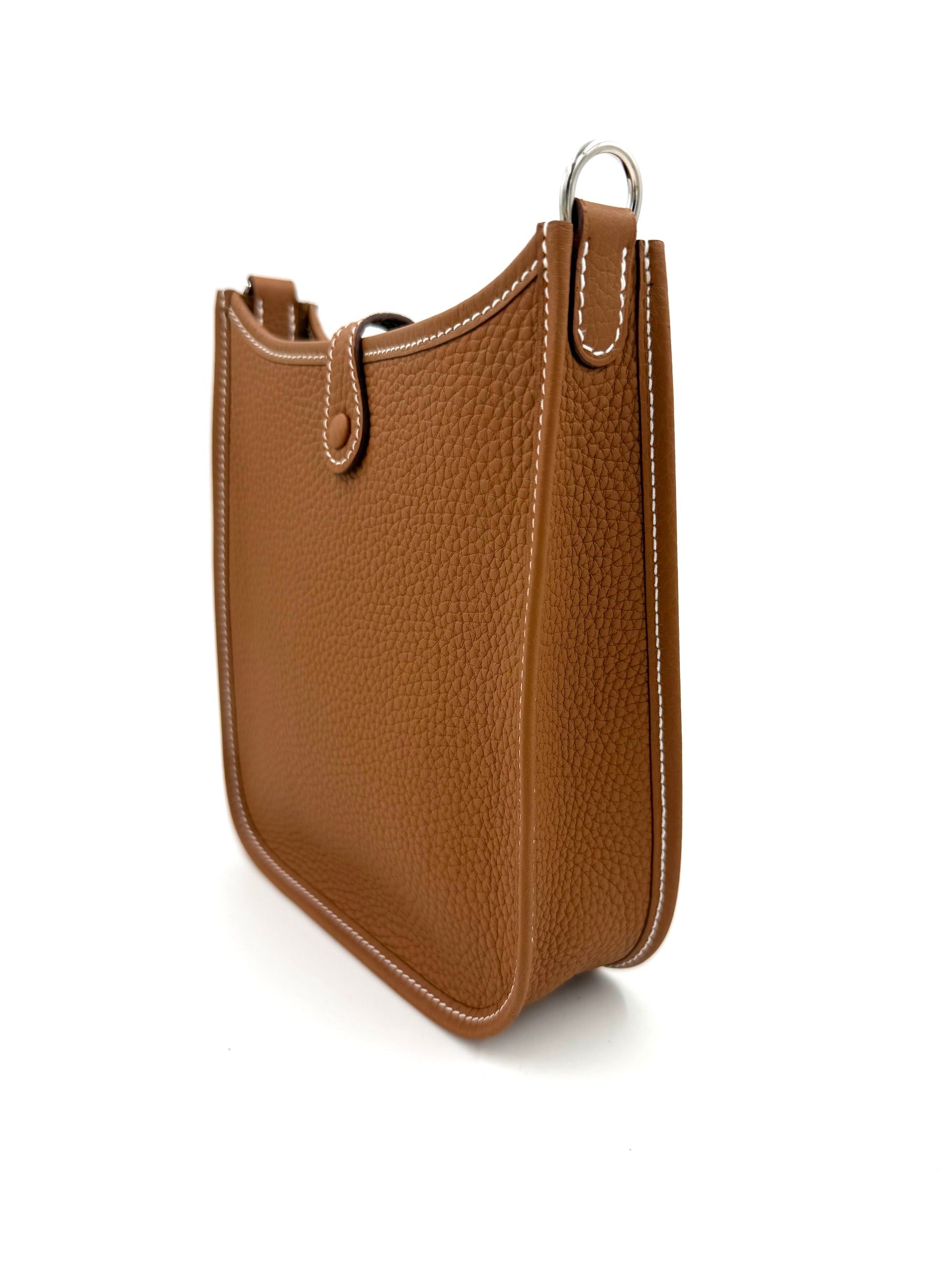 Hochwertige HERMÈS Evelyne 16 gold PHW Designerhandtasche aus genarbtem Leder mit weißer Naht und silbernen Beschlägen.
