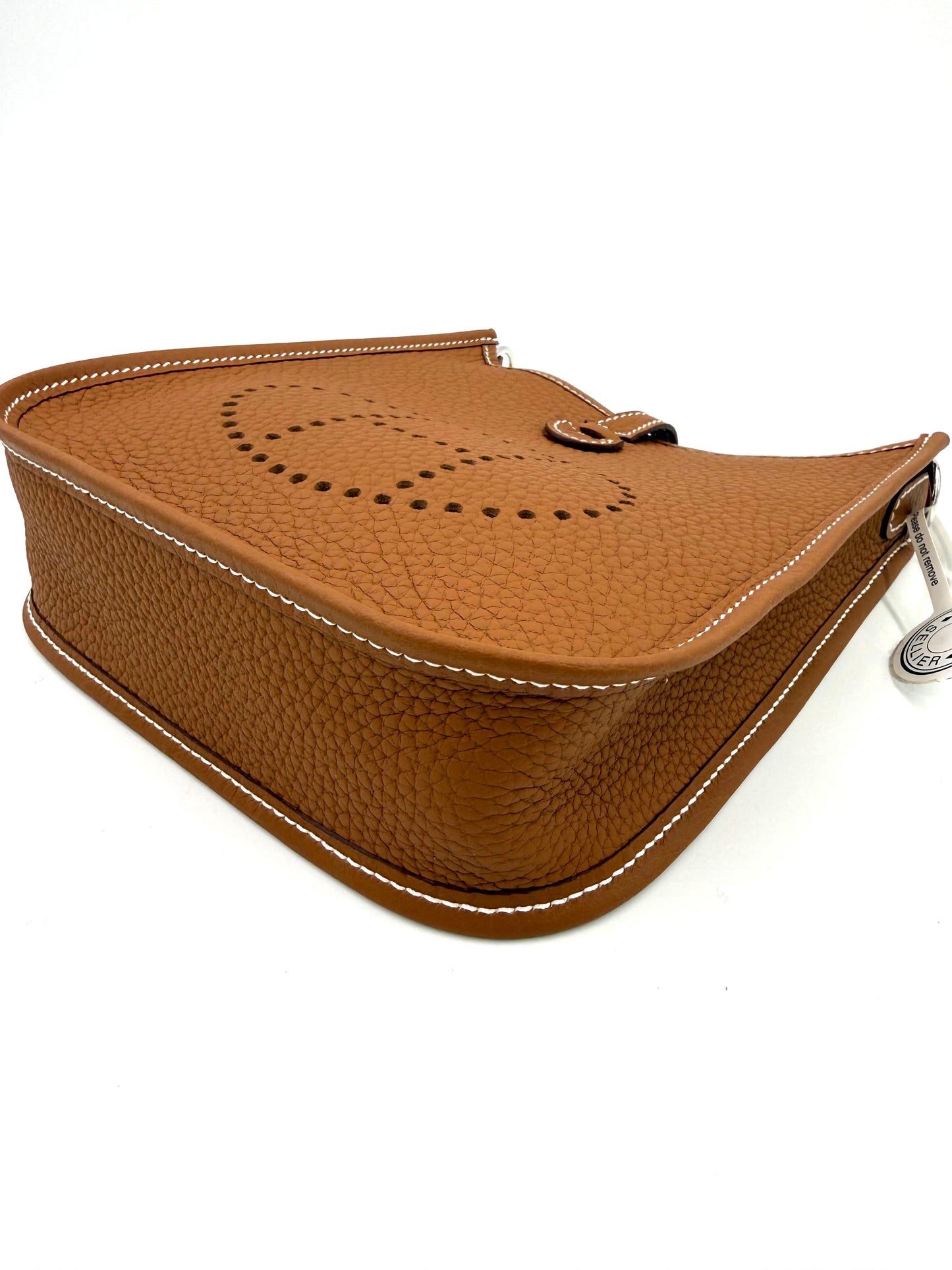 HERMÈS Evelyne 16 gold PHW aus cognacfarbenem Leder mit feiner Steppmusterung und hochwertiger Verarbeitung.