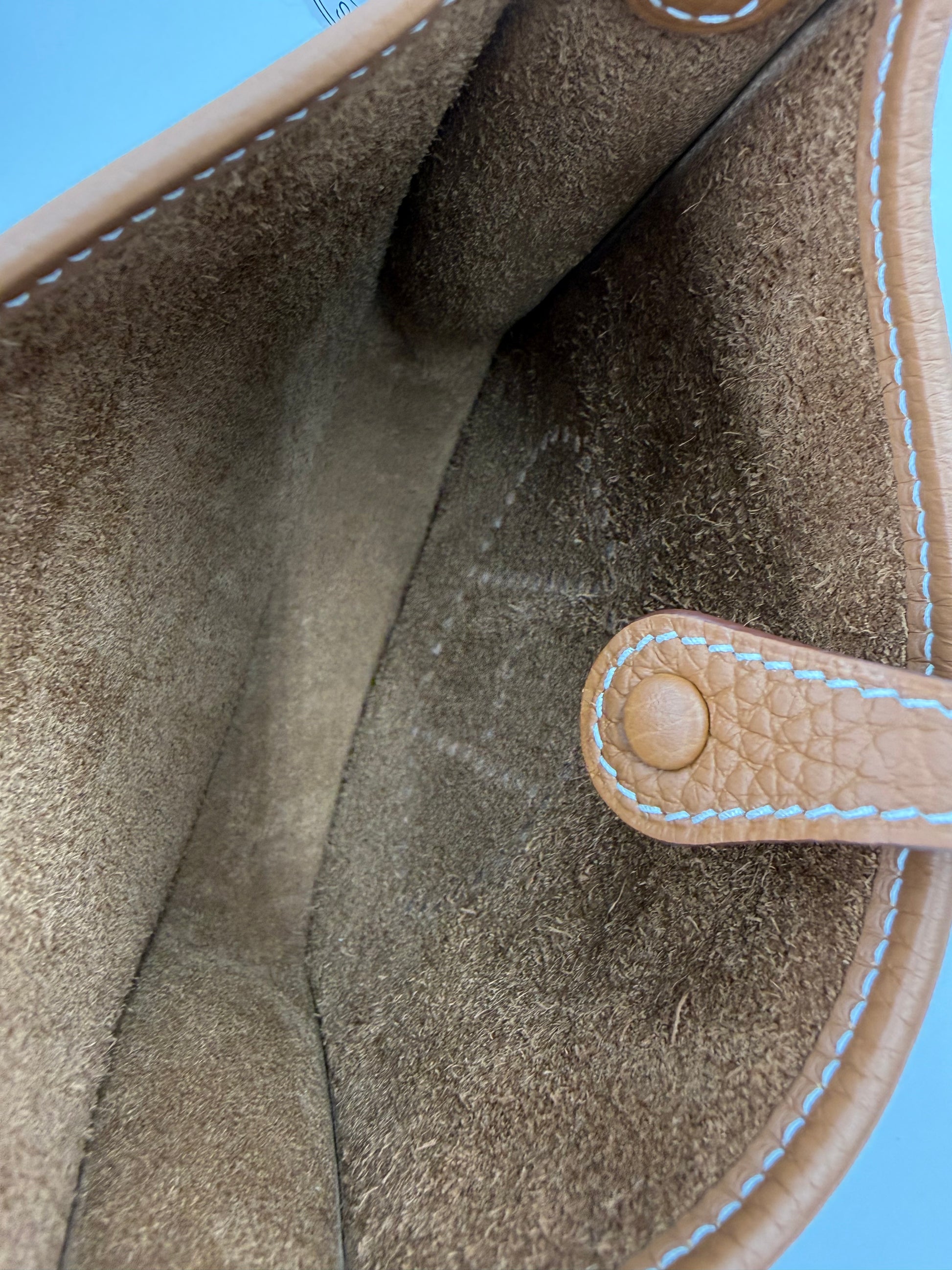 Innenansicht der hochwertigen HERMÈS Evelyne 16 gold PHW Tasche aus braunem Leder in erstklassigem Zustand.