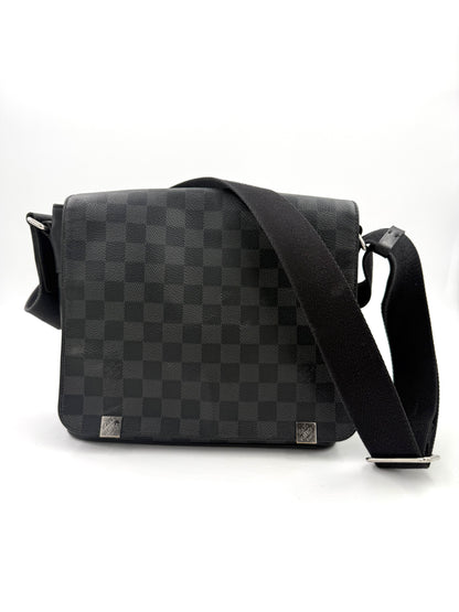 LOUIS VUITTON District Damier Graphite Umhängetasche mit dunkelgrauem Karo-Canvas und verstellbarem Stoffriemen