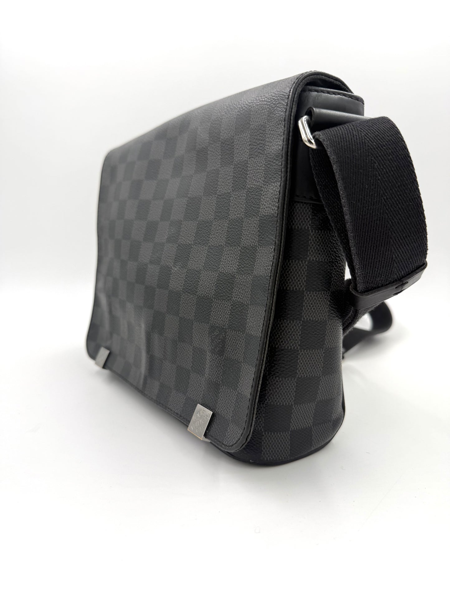 LOUIS VUITTON District Damier Graphite Umhängetasche mit schwarzem Karo-Canvas und verstellbarem Stoffriemen