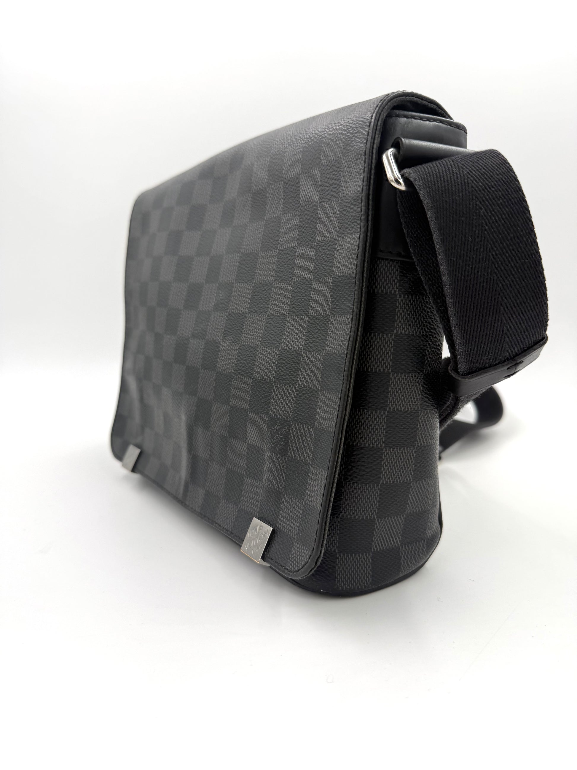LOUIS VUITTON District Damier Graphite Umhängetasche mit schwarzem Karo-Canvas und verstellbarem Stoffriemen