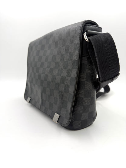 LOUIS VUITTON District Damier Graphite Umhängetasche mit schwarzem Karo-Canvas und verstellbarem Stoffriemen