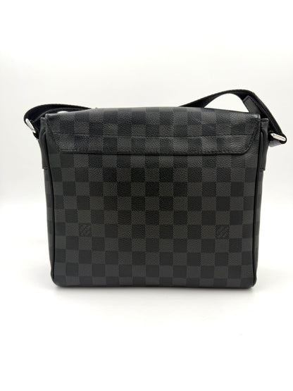 LOUIS VUITTON District Damier Graphite Umhängetasche aus schwarzem Karo-Canvas mit verstellbarem Trageriemen