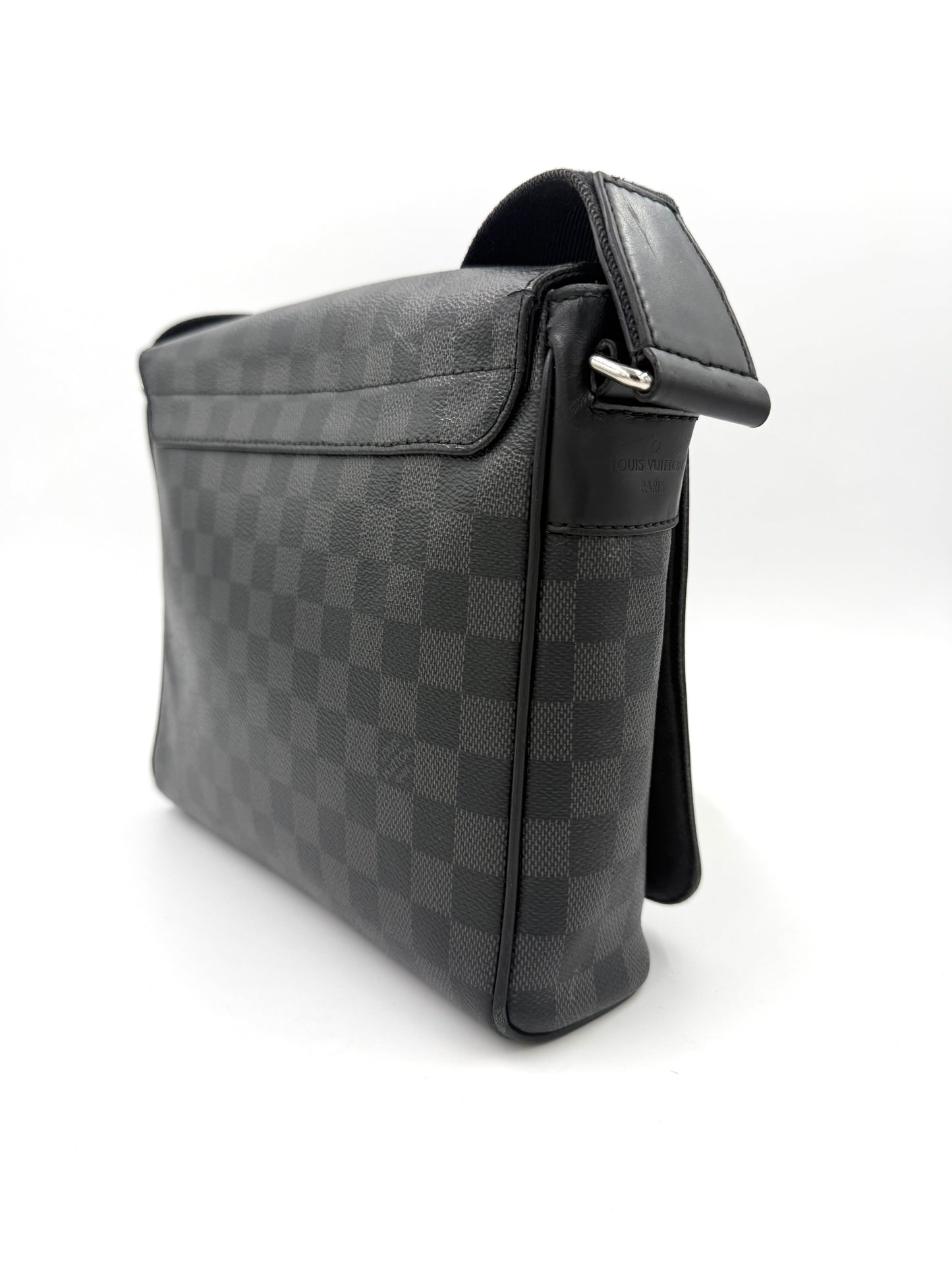 LOUIS VUITTON District Damier Graphite Umhängetasche aus schwarzem Karo-Canvas mit Lederbesatz und verstellbarem Riemen