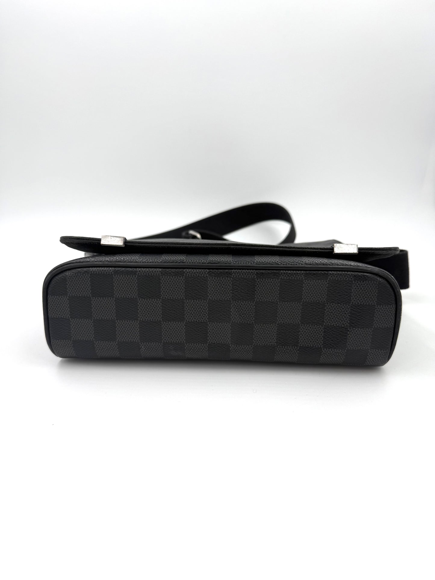 LOUIS VUITTON District Damier Graphite flache Tasche aus schwarzem Karo-Canvas mit verstellbarem Schulterriemen