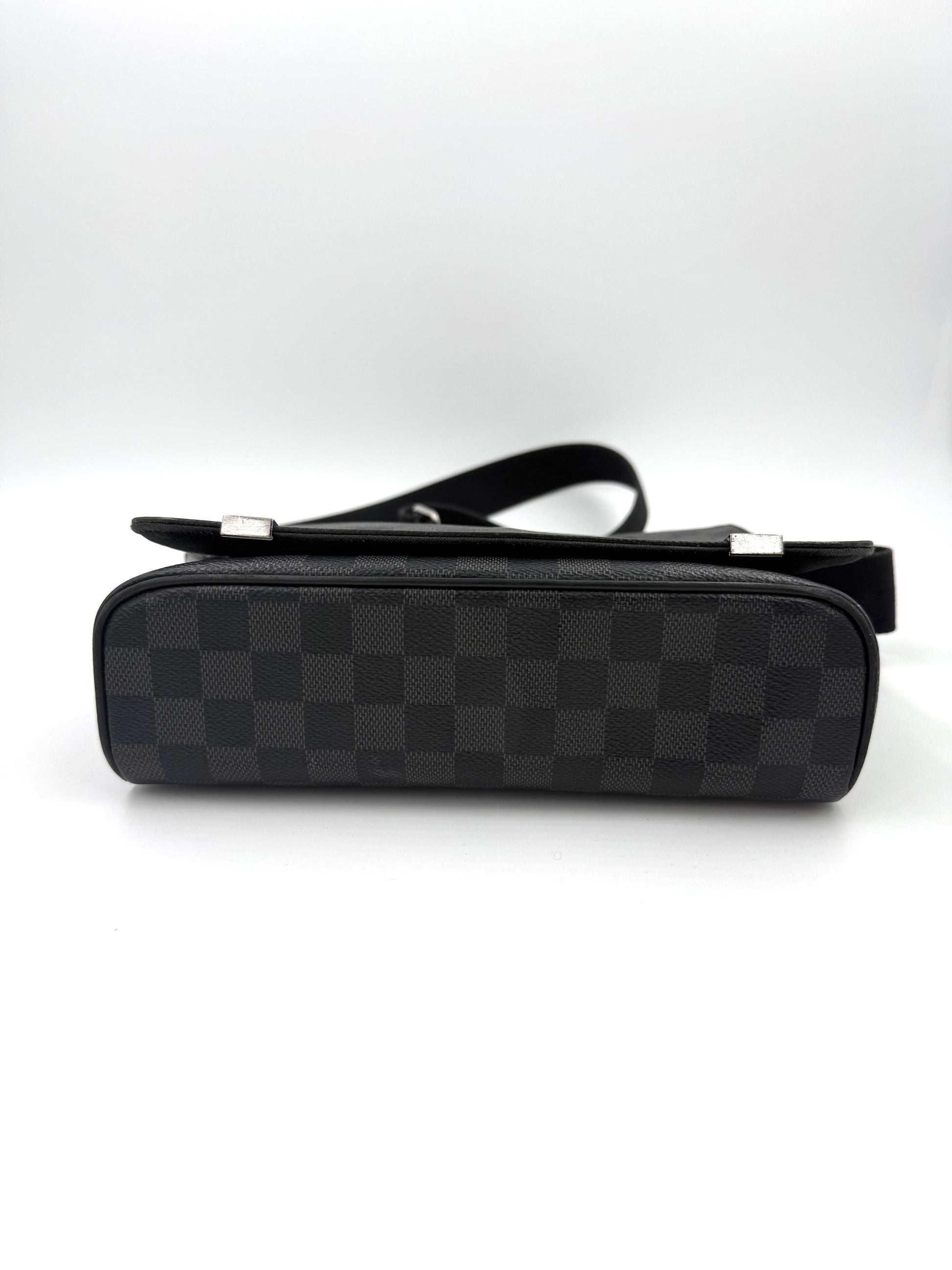 LOUIS VUITTON District Damier Graphite flache Tasche aus schwarzem Karo-Canvas mit verstellbarem Schulterriemen