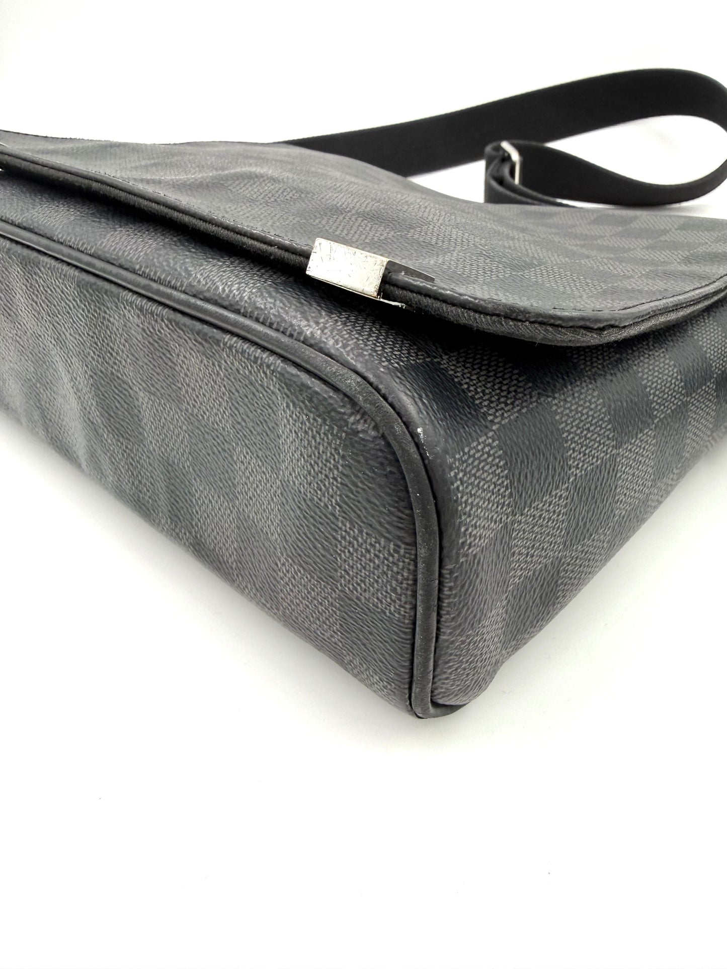 LOUIS VUITTON District Damier Graphite Tasche aus schwarzem Karo-Canvas mit Lederbesatz und verstellbarem Riemen