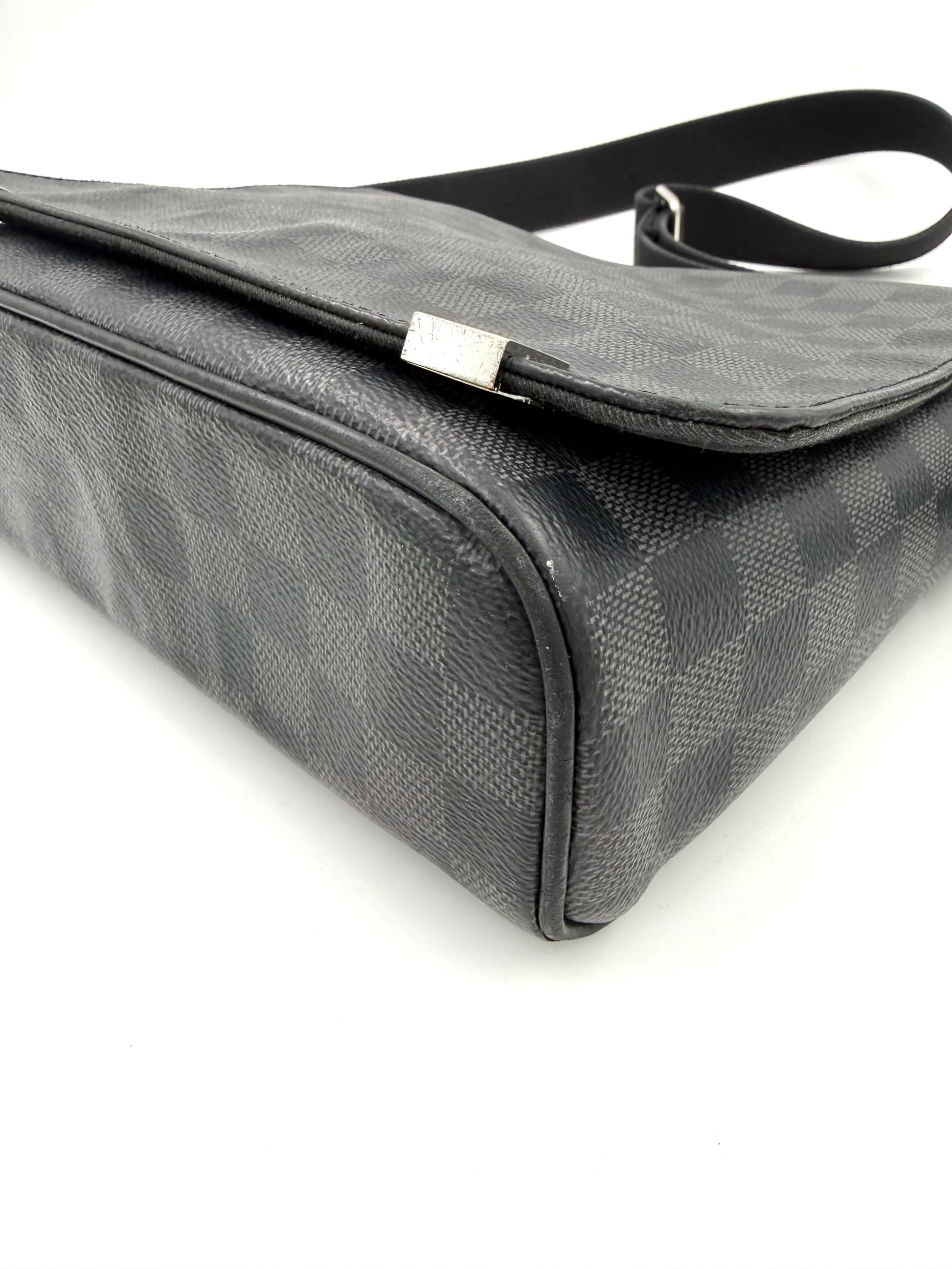 LOUIS VUITTON District Damier Graphite Tasche aus schwarzem Karo-Canvas mit Lederbesatz und verstellbarem Riemen