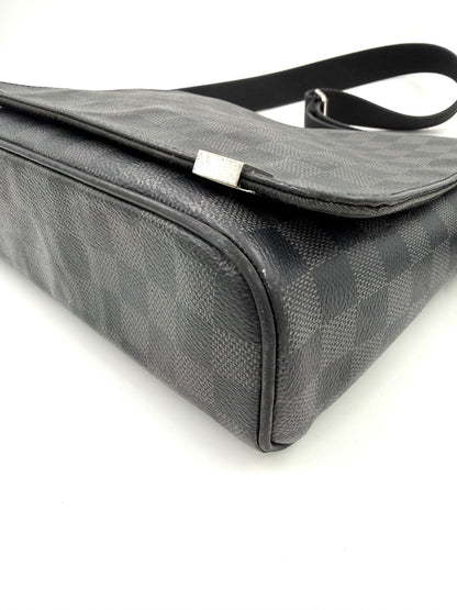 LOUIS VUITTON District Damier Graphite Tasche aus schwarzem Karo-Canvas mit Lederbesatz und verstellbarem Riemen
