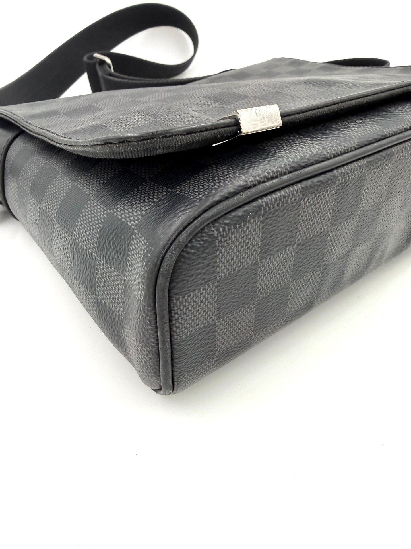 LOUIS VUITTON District Damier Graphite Umhängetasche mit kariertem schwarzem Canvas und verstellbarem Schulterriemen