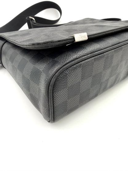 LOUIS VUITTON District Damier Graphite Umhängetasche mit kariertem schwarzem Canvas und verstellbarem Schulterriemen