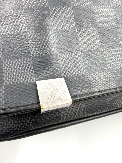 LOUIS VUITTON District Damier Graphite Nahaufnahme der Tasche mit schwarzem Karo-Canvas und silbernem Logo-Emblem