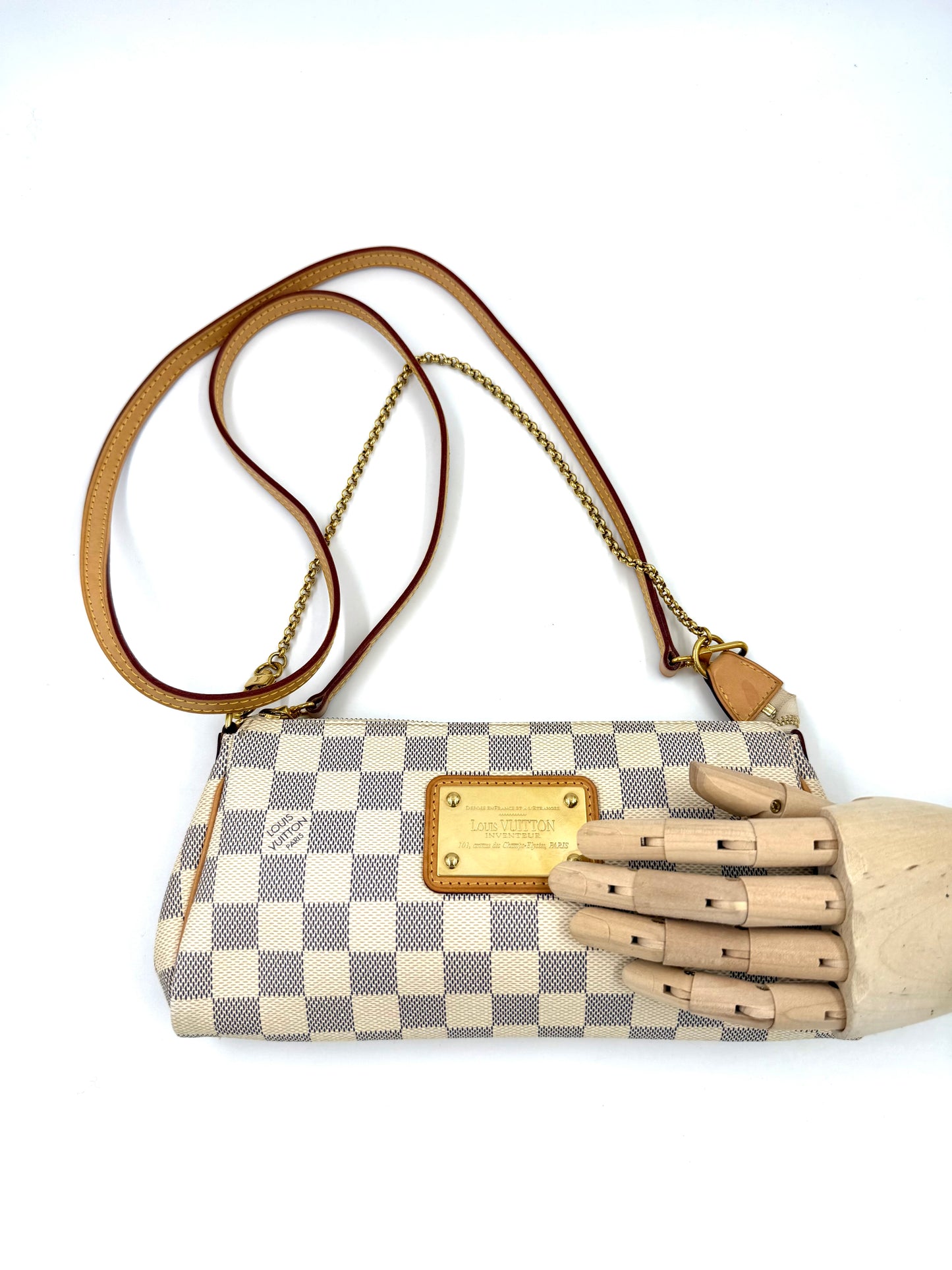LOUIS VUITTON Pochette Eva Damier Azur mit hellblau-weißem Schachbrettmuster und fein verarbeiteten Leder- und Metalldetails