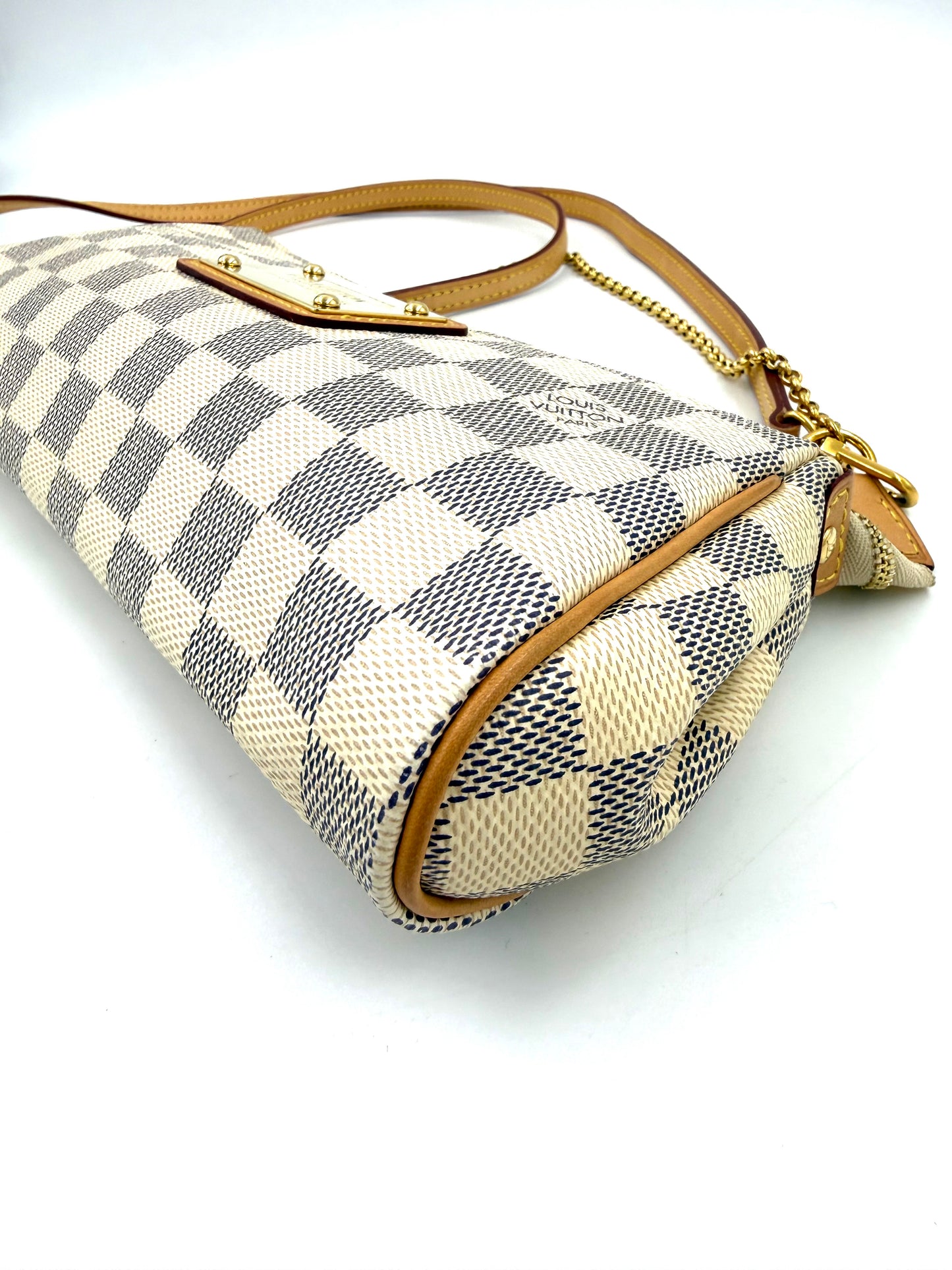 LOUIS VUITTON Pochette Eva Damier Azur mit elegantem Schachbrettmuster und beigen Lederdetails samt goldfarbenen Akzenten