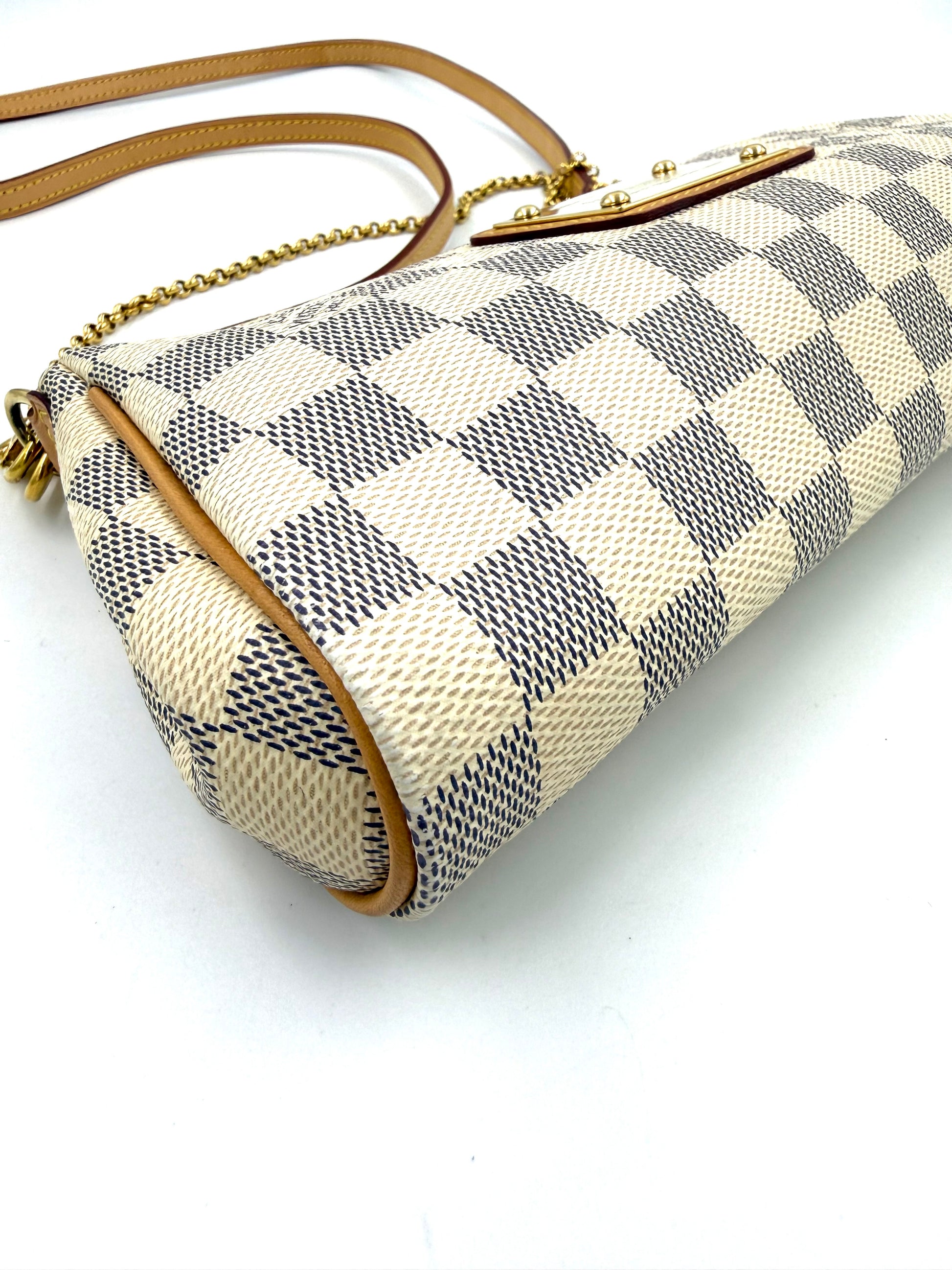 LOUIS VUITTON Pochette Eva Damier Azur mit feinem Schachbrettmuster und hellbraunen Lederdetails samt goldfarbenen Akzenten