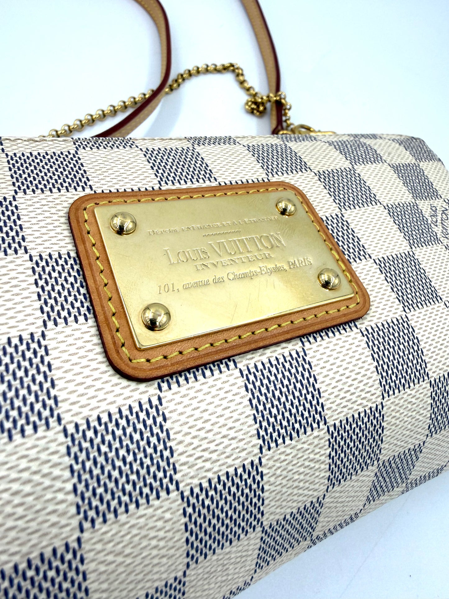 LOUIS VUITTON Pochette Eva Damier Azur mit markantem Schachbrettmuster und goldfarbener Logo-Plakette aus Leder