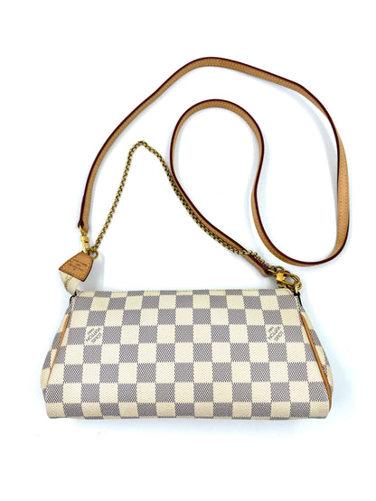 LOUIS VUITTON Pochette Eva Damier Azur mit charakteristischem Schachbrettmuster und Lederträger in Hellbraun mit goldfarbenen Akzenten