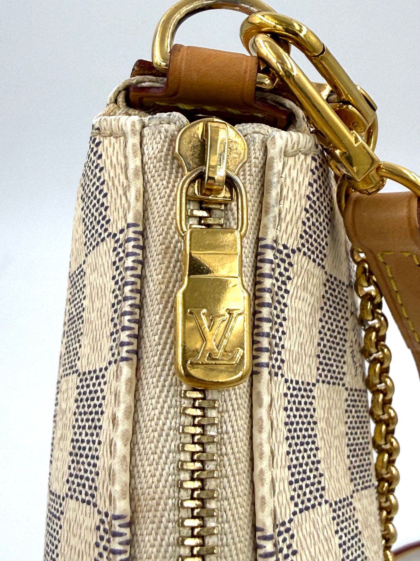 LOUIS VUITTON Pochette Eva Damier Azur mit goldfarbenem Reißverschluss und Ledergriff in hochwertiger Schachbrettoptik