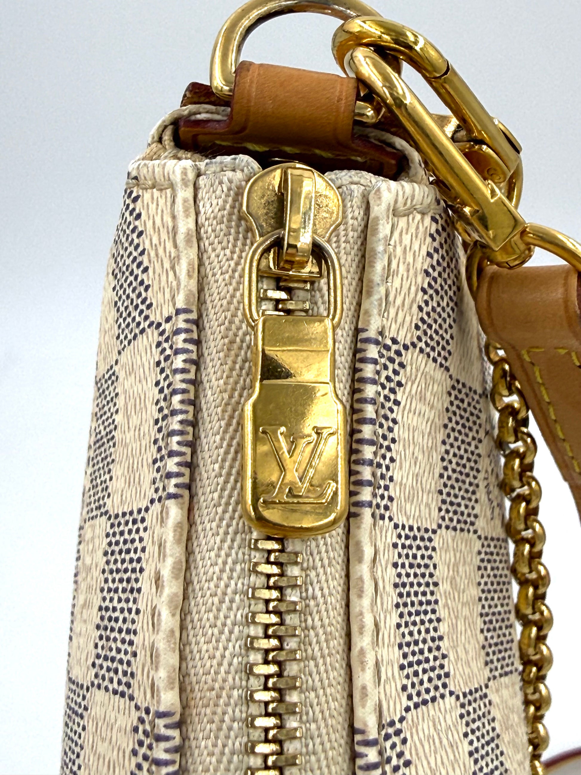 LOUIS VUITTON Pochette Eva Damier Azur mit goldfarbenem Reißverschluss und Ledergriff in hochwertiger Schachbrettoptik