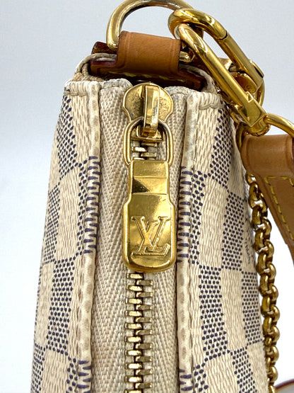 LOUIS VUITTON Pochette Eva Damier Azur mit goldfarbenem Reißverschluss und Ledergriff in hochwertiger Schachbrettoptik